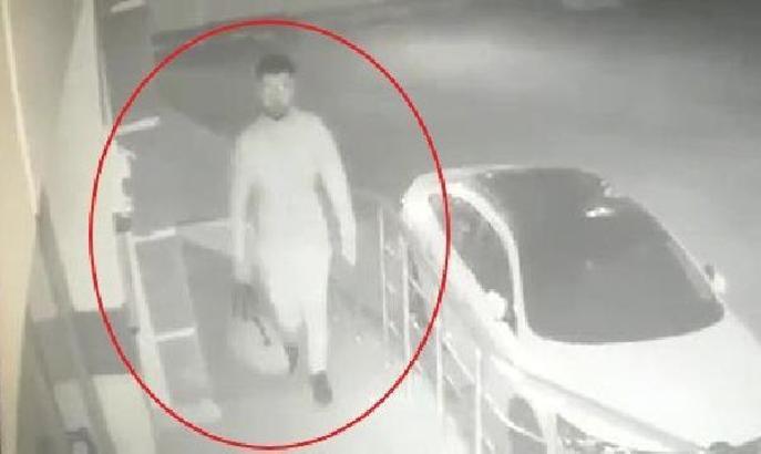 Apartmanda ayakkabı hırsızlığı kamerada