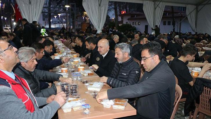 Bakan Karaismailoğlu, Adıyaman'da depremzedelerle iftar yaptı