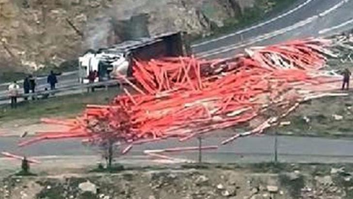 Virajı alamayan boru yüklü kamyon devrildi, sürücü yaralandı
