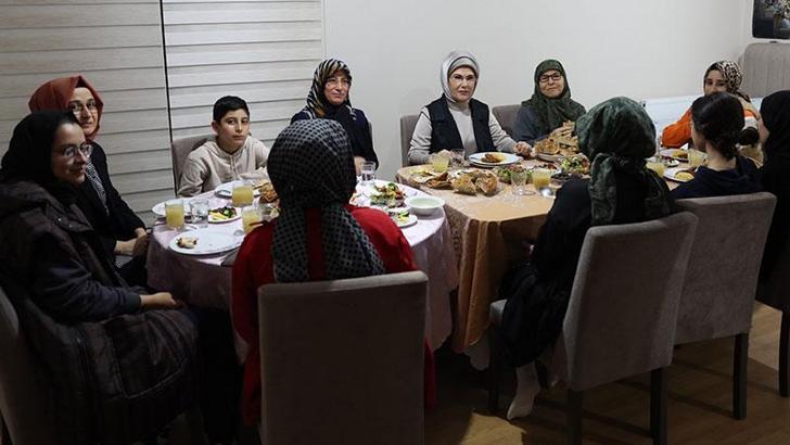 Emine Erdoğan, ilk iftarını Ankara'ya yerleşen depremzede aile ile birlikte yaptı