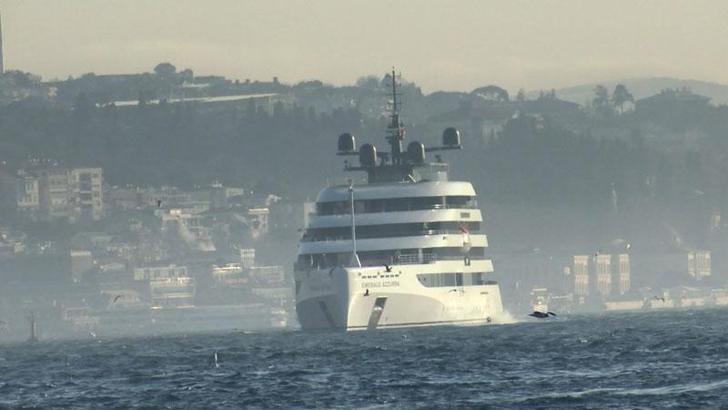 4 katlı yat İstanbul'a demirledi