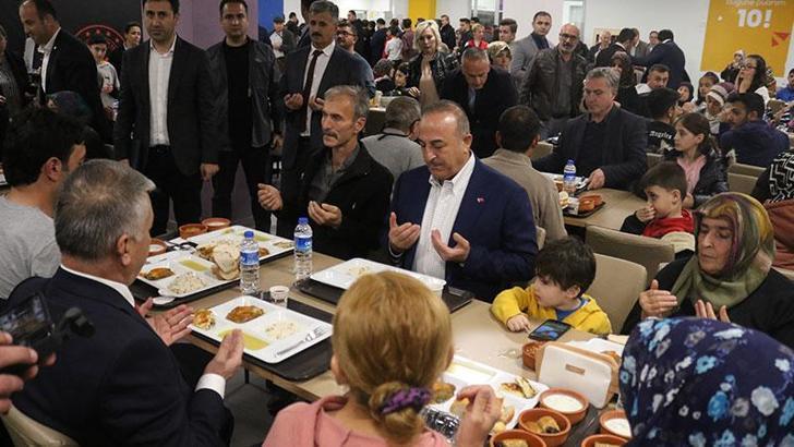 Bakan Çavuşoğlu, iftarını Antalya'da depremzedelerle birlikte yaptı