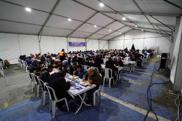 Kartal'da iftar ve sahur için kurulan çadırda vatandaşlara yemek ikramı