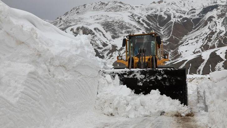 İran sınırında 3 metreyi bulan karla mücadele sürüyor