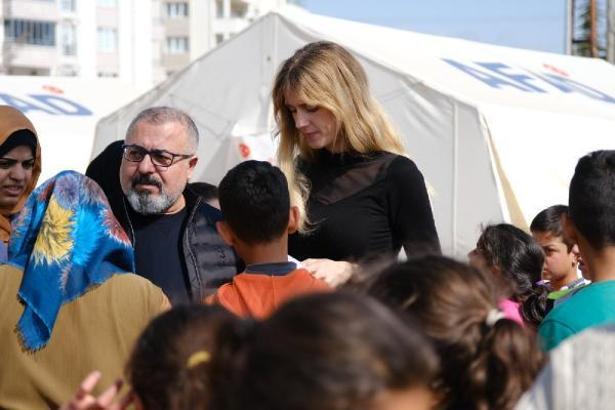 Oyuncu Wilma Elles, Afşin’de depremzede çocuklarla buluştu