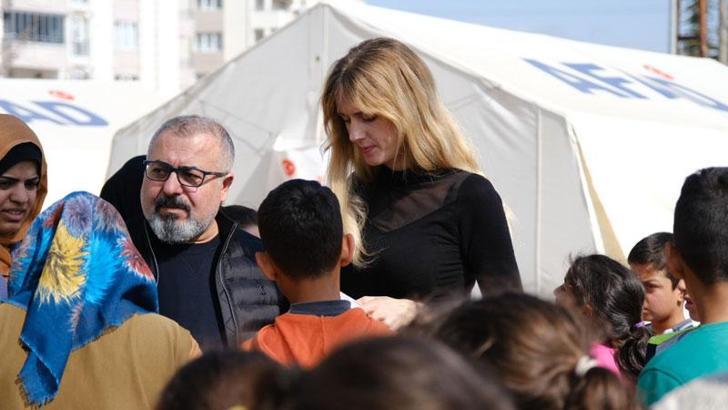 Oyuncu Wilma Elles, Afşin’de depremzede çocuklarla buluştu