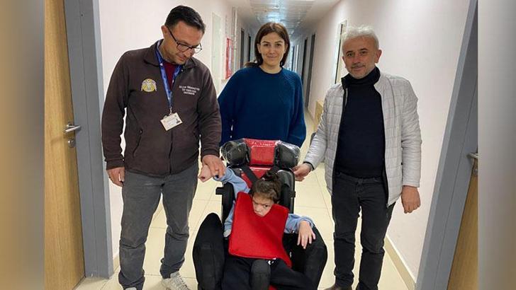 Sağlık çalışanlarından kas hastası depremzede Elisa'ya tekerlekli sandalye