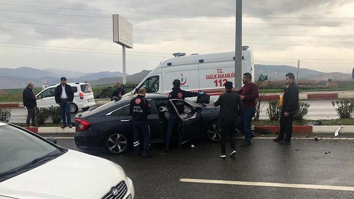 Direğe çarpan otomobildeki 2 kişi yaralandı