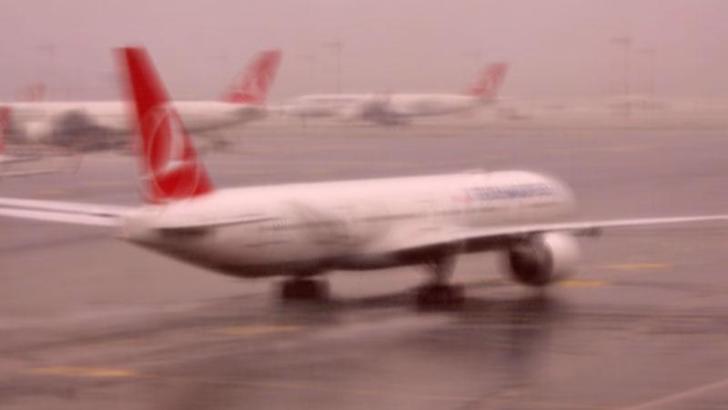 Viyana Havalimanı'nda rüzgar nedeniyle savrulan araç, THY uçağına çarptı