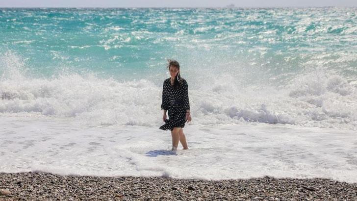 Rüzgarlı havada sahilde dalgalarla fotoğraf çektirdiler