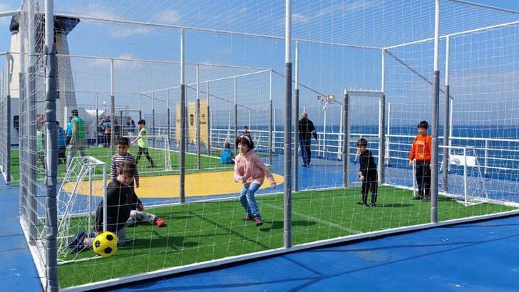 Depremzede çocuklar barındıkları gemide futbol oynadı