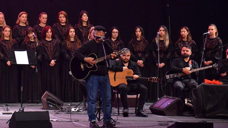 Depremde 7 üyesi yaşamını yitiren Antakya Medeniyetler Korosu'ndan dayanışma konseri