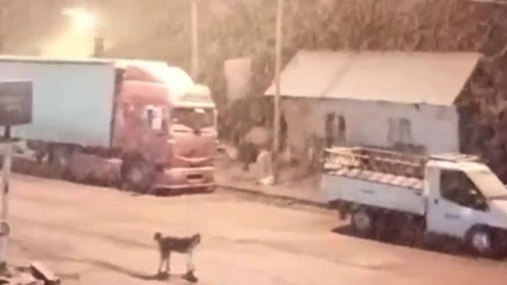 Tunceli'de kar ve tipi; Tunceli- Erzincan karayolu trafiğe kapatıldı