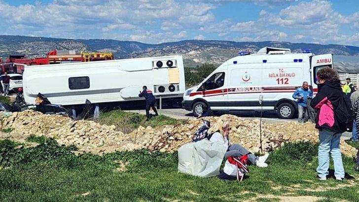 Denizli'de tur midibüsü ile otomobil çarpıştı: 2 ölü, 22'si turist 23 yaralı