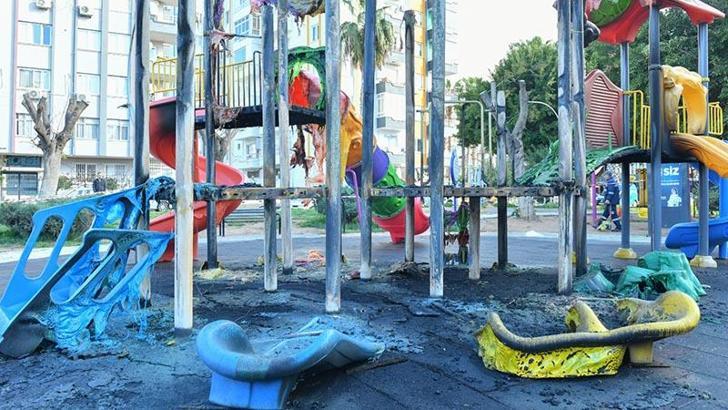 Parktaki çocuk oyun gruplarını yaktılar