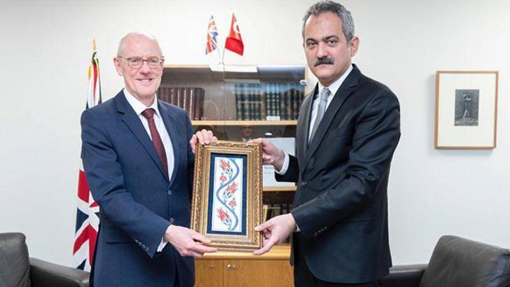 Bakan Özer, İngiliz mevkidaşı Gibb ile bir araya geldi