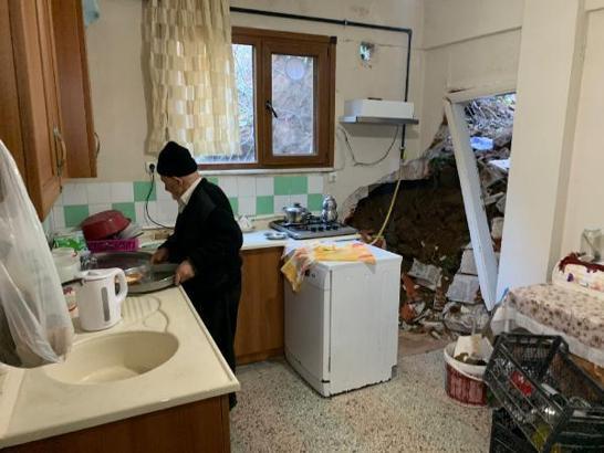 Rize'de heyelan; toprak ve kayalar mutfak duvarını yıktı