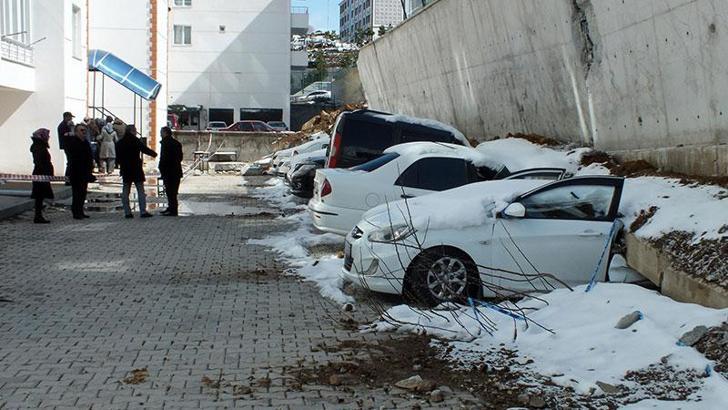 Çöken duvarın altında kalan araç sahiplerinden enkazın kaldırılmamasına tepki