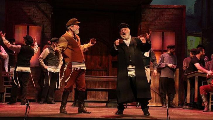 Damdaki Kemancı kapalı gişe sahnelendi