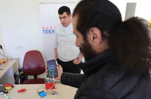 Depremdeki elektrik sorunundan etkilenip, manuel şarj olan jeneratör ürettiler