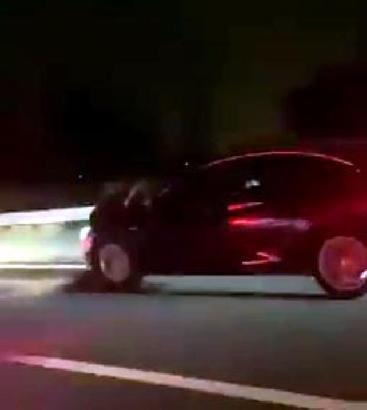 Otomobil ile oğlunu kaçıran eski eşini engellemek için kaput üzerinde 40 kilometre gitti