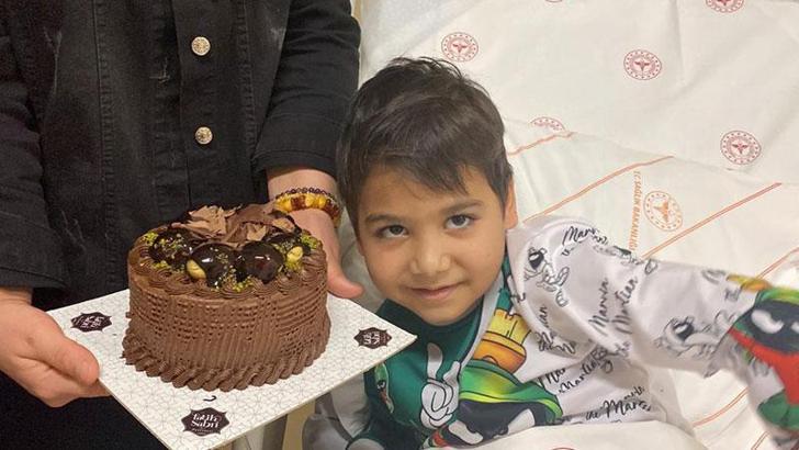 Depremde enkazdan kurtarılan Emin için hastanede doğum günü kutlaması
