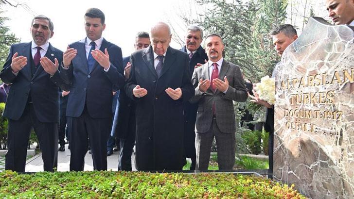 Bahçeli'den Türkeş'in mezarına ziyaret