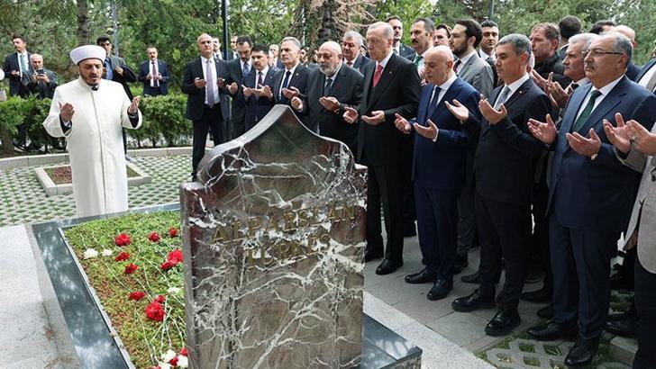 Cumhurbaşkanı Erdoğan, Alparslan Türkeş'in kabrini ziyaret etti