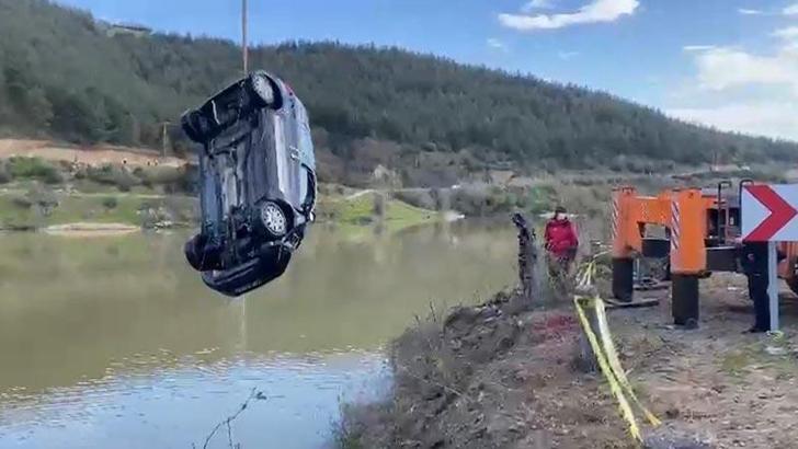Gölete uçan hafif ticari araçtaki çift, hayatını kaybetti