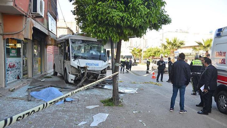 Adana'da dolmuş, otobüs durağına daldı; 1 ölü, 7 yaralı
