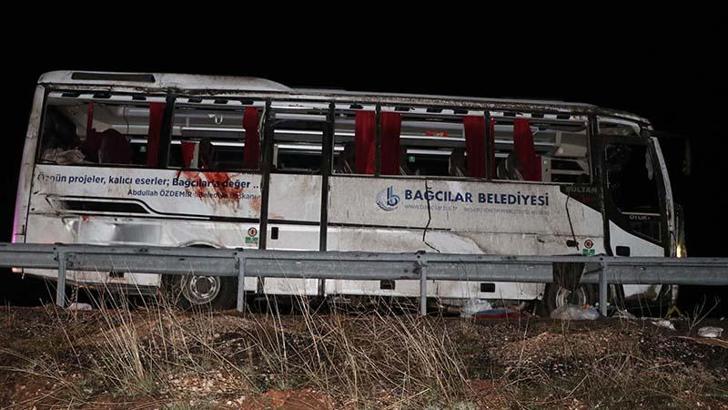 Deprem bölgesinden dönerken kazada yaralanan 19 kişinin tedavisi sürüyor