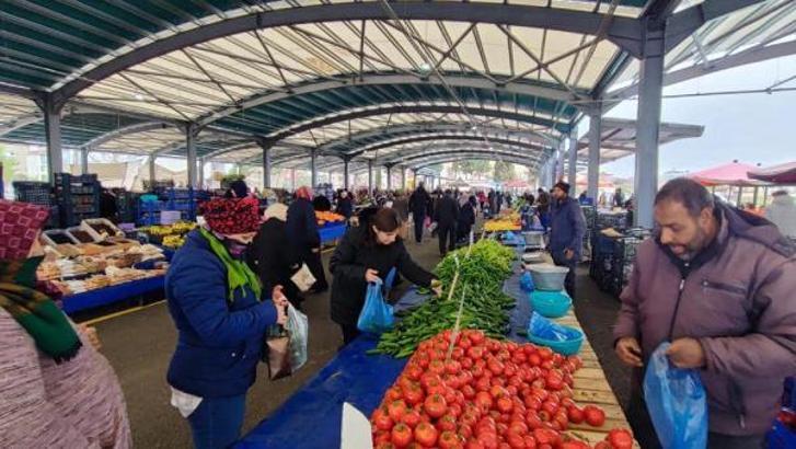 Süleymanpaşa Belediyesi'nin Altınova kapalı pazaryerinde ilk pazar kuruldu