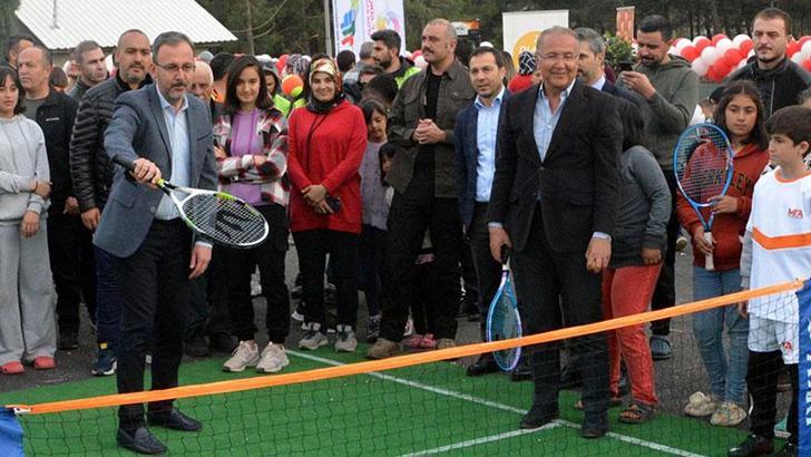 Bakan Kasapoğlu, Kahramanmaraş'ta portatif tenis kortu açtı