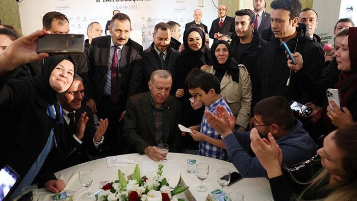 Erdoğan Başakşehirli romanlarla iftar yaptı