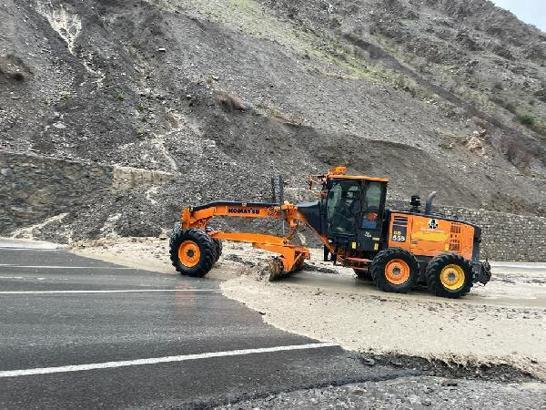 Hakkari'de yağış nedeniyle yollarda heyelan meydana geldi