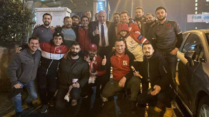İstanbul'daki Samsunsporlular, Başkan Yıldırım ile şampiyonluğu kutladı