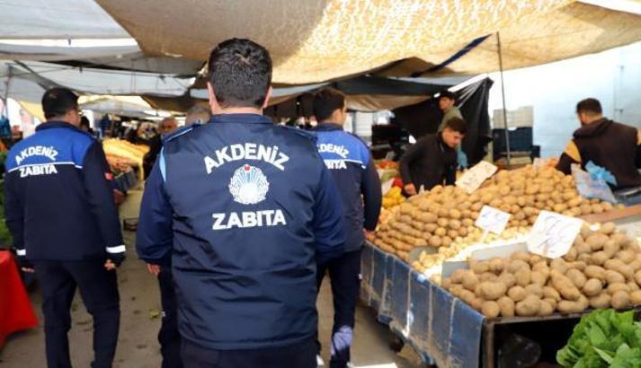 Akdeniz’de pazarcı esnafı denetleniyor