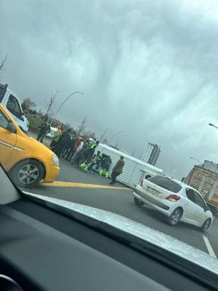 Ankara'da işçilerin taşındığı servis minibüsü ile otomobil ve kamyonet çarpıştı: 6 yaralı