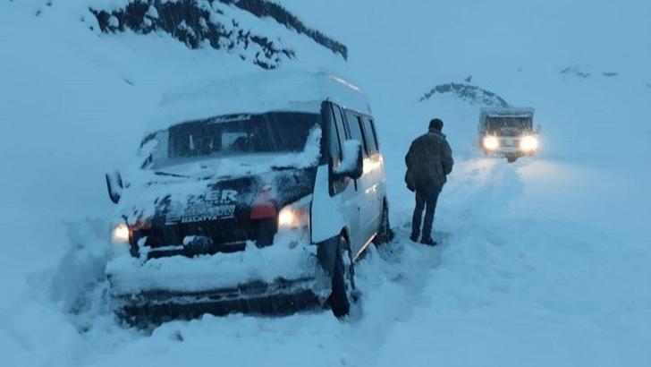 Van'da kapanan yollar açıldı, kara saplanan 3 minibüs kurtarıldı