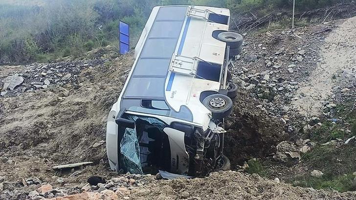 Manisa'da maden işçilerini taşıyan servis minibüsü devrildi: 6 yaralı