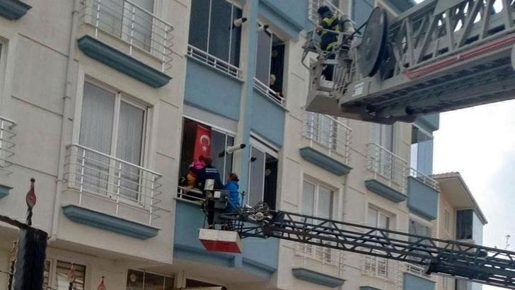 Yangında mahsur kalan 15 kişi, itfaiye merdiveniyle kurtarıldı