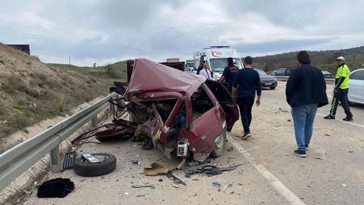 Afyonkarahisar'da otomobiller çarpıştı; 1 ölü, 7 yaralı