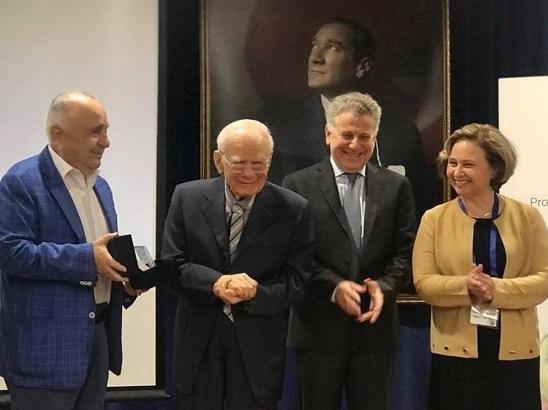 Prof. Dr. Gazi YaÅŸargil’in son 10 yıllık çalışmalarına altın rozet