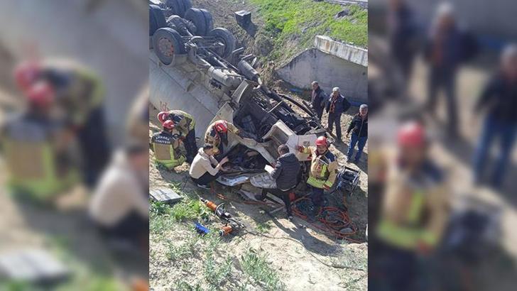 Ankara'da yem yüklü kamyon menfeze devrildi: 1 ölü