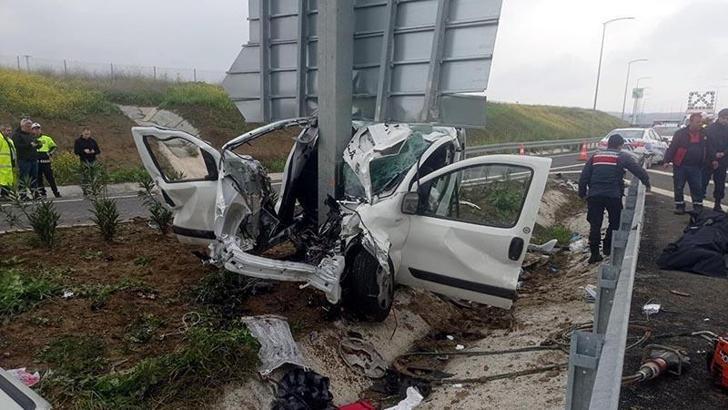 Çanakkale'de araç direğe çarptı; anne ile oğlu öldü, baba ağır yaralı