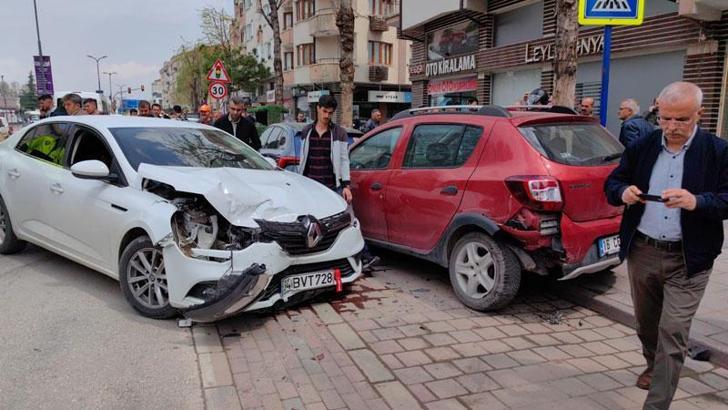 Park halindeki 2 araca çarpan otomobilin sürücüsü Burak, yaralandı