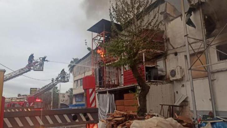 Mersin'de mobilya imalathanesinde korkutan yangın