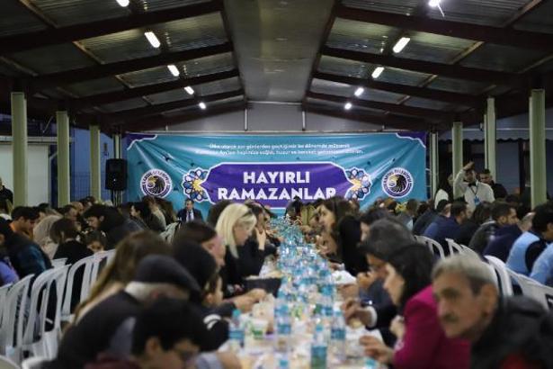 Kartal Belediye Başkanı Gökhan Yüksel, personelle iftar yaptı