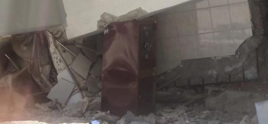 Depremde, çelik kasa bulunduğu katta yaşam üçgeni oluşturmuş