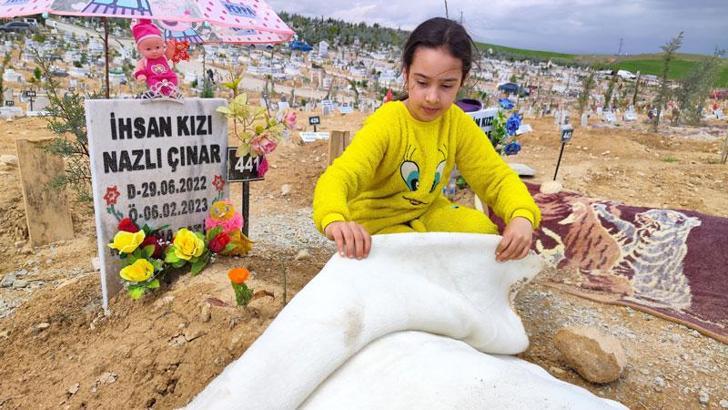 Depremde ölen çocukların bayram hediyeleri mezarlarına bırakıldı